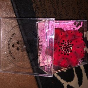 Tarina Tarantino Red flower hair clip